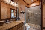 Feather & Fawn Lodge: Entry Level Shared Bathroom